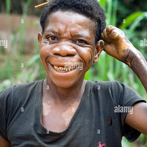 un-sonriente-leprosa-pigmeo-en-el-bosque-la-republica-del-congo-c2e019.jpg