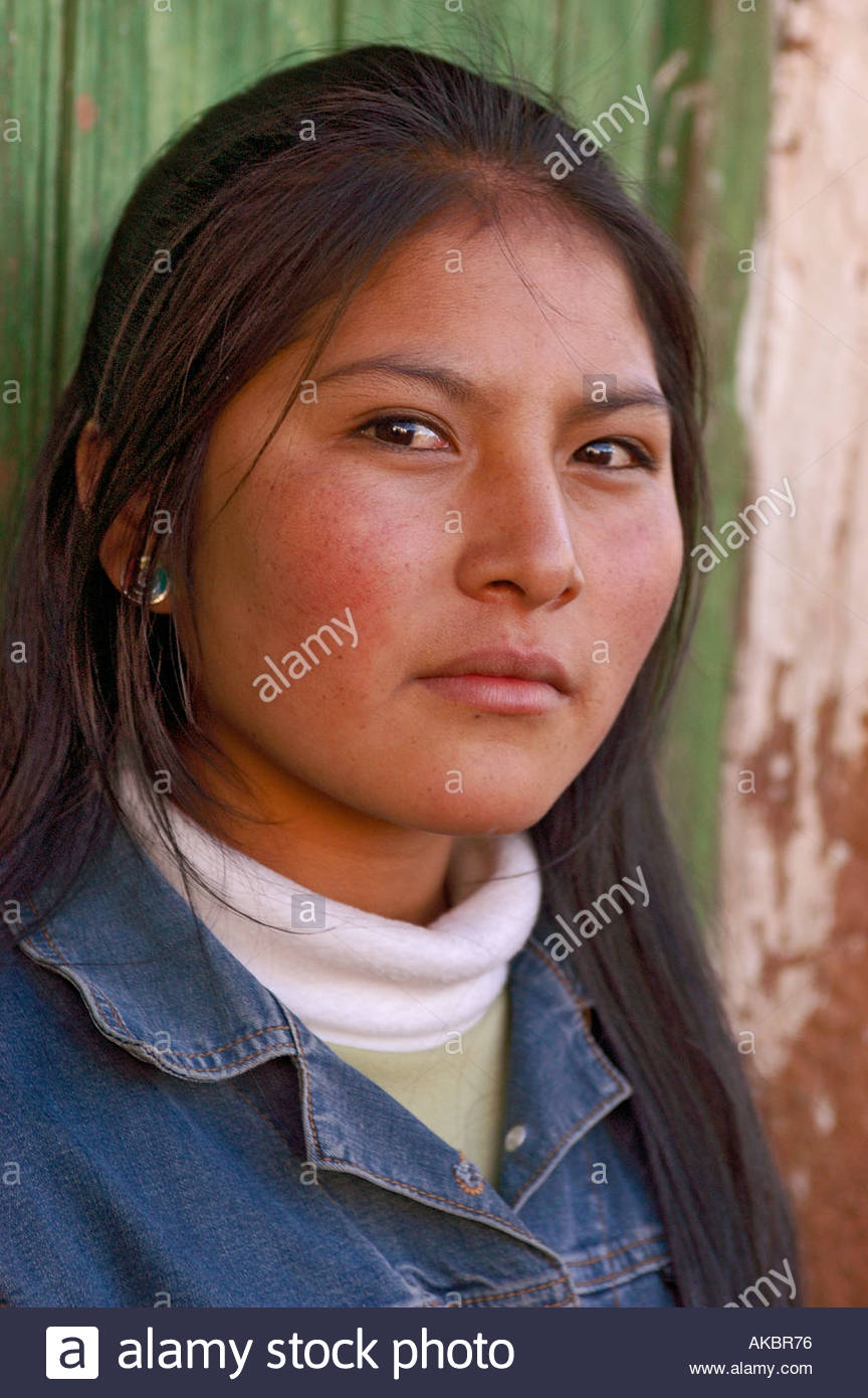 young-peruvian-woman-AKBR76.jpg